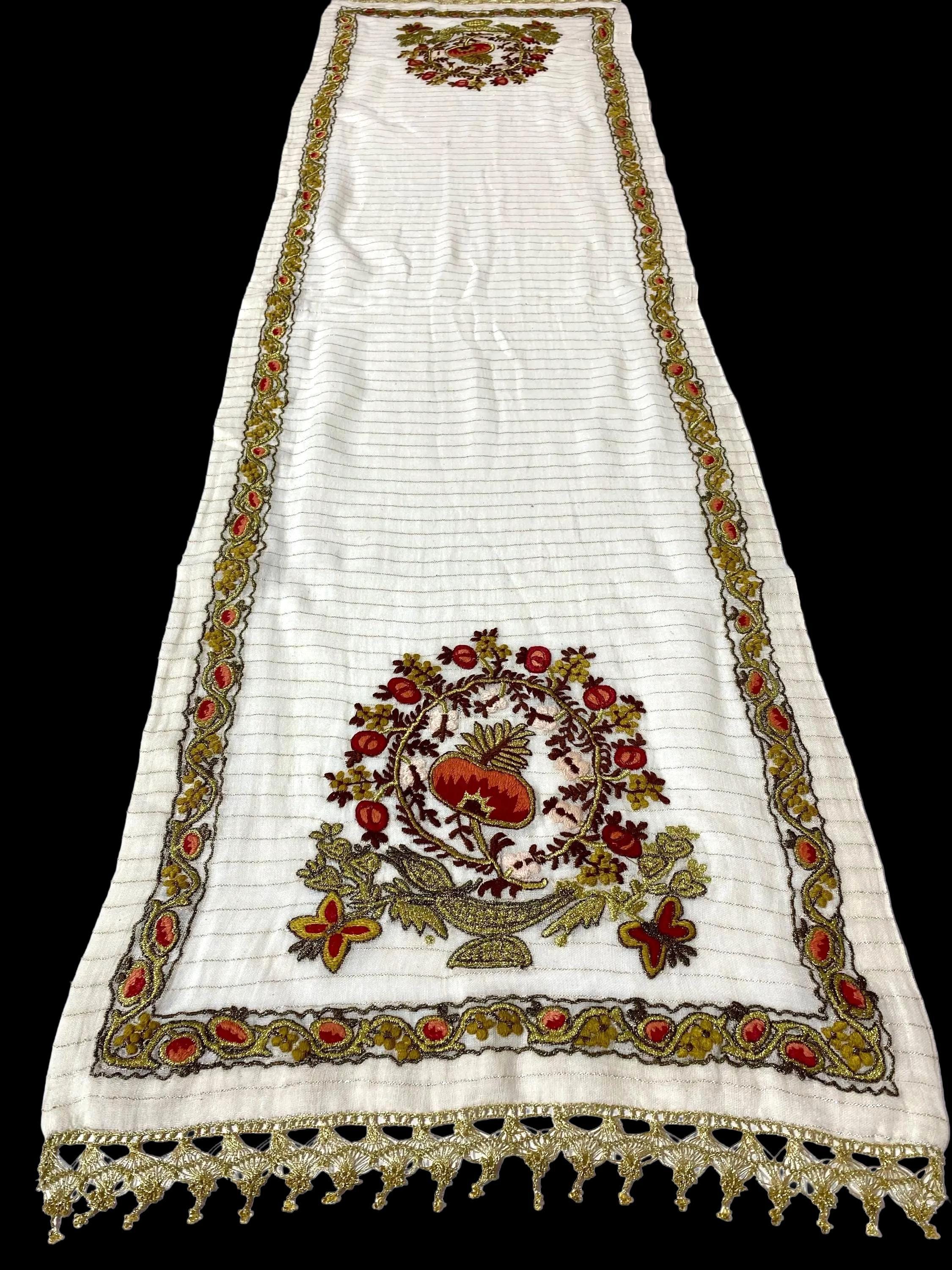 金刺繍のツェヴレス、ギリシャの長い刺繍のテーブルランナー、伝統工芸