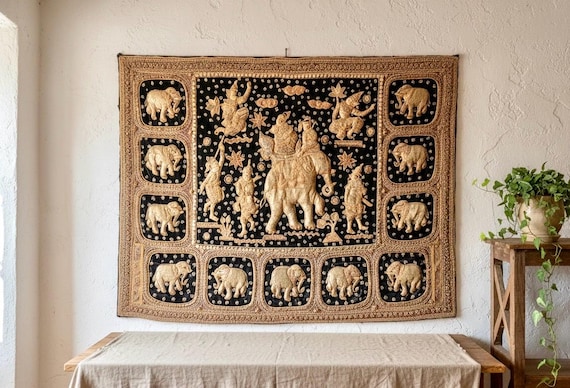 「カラガ（Kalaga）」刺繍ヴィンテージ・タペストリー ヴィンテージのビルマ・カラガ・タペストリー、手刺繍の象、金糸と