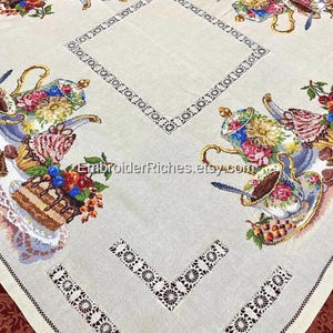 Viktorianische Tea Party Tischdecke – handgefertigte figürliche Teekannen-Stickerei für elegante Buffets