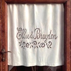 Individueller Leinen Cafe Vorhang mit Namen - Handbestickter Vorhang