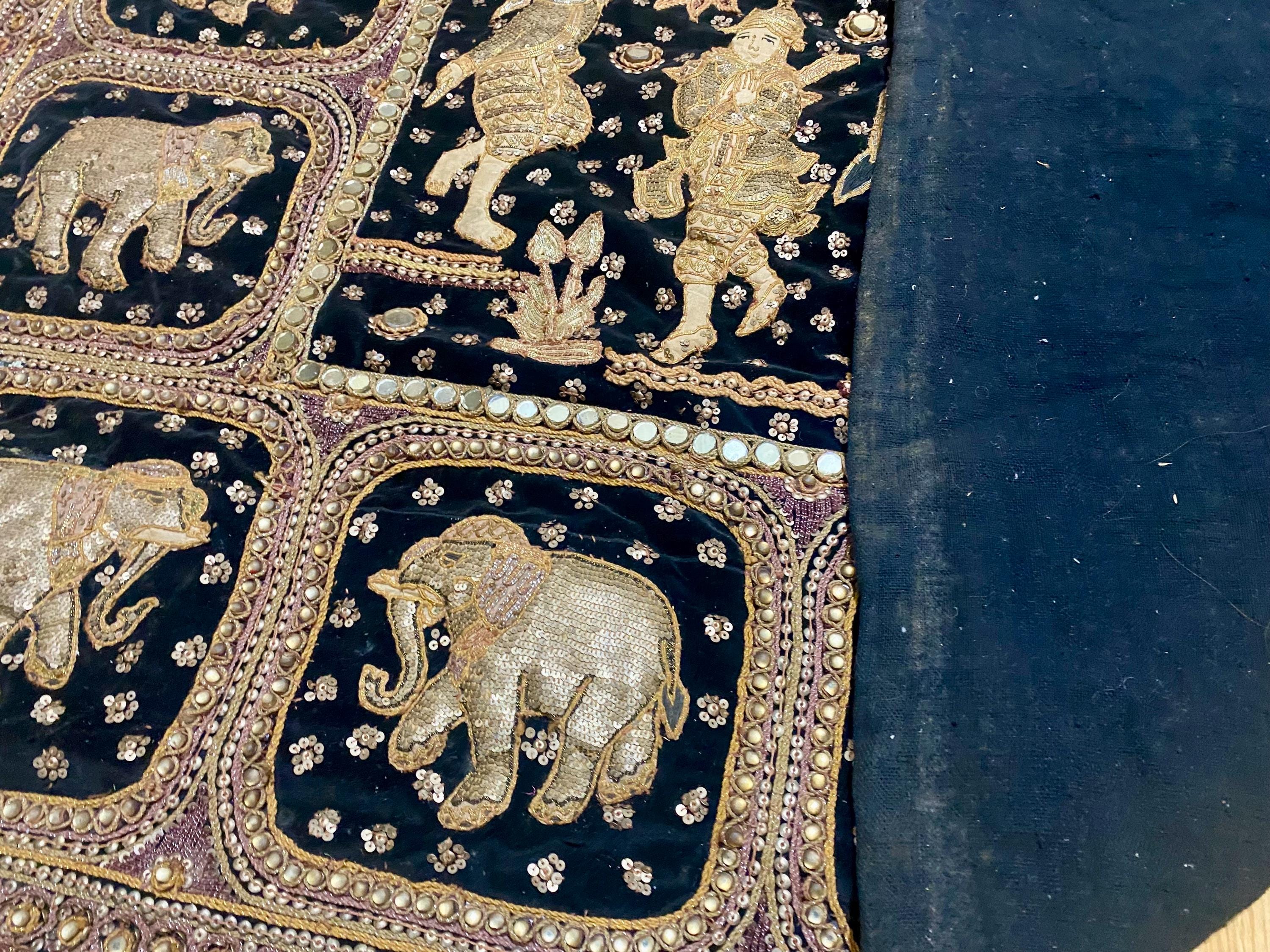 ヴィンテージのビルマ・カラガ・タペストリー、手刺繍の象、金糸と