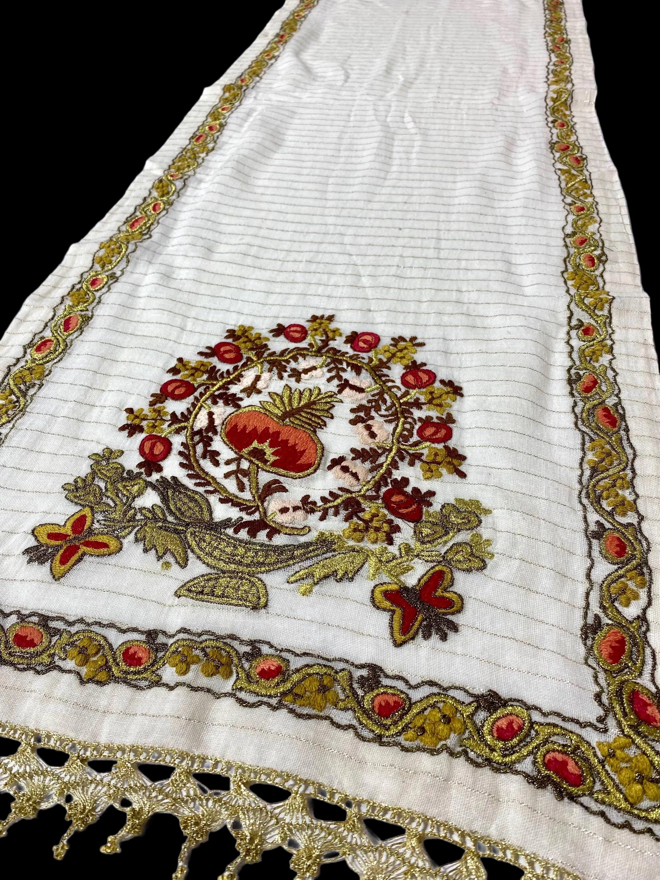 金刺繍のツェヴレス、ギリシャの長い刺繍のテーブルランナー、伝統工芸