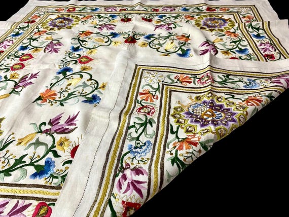 ビザンチン刺繍テーブルクロス：チェコ製リネン、手作りの高級装飾品