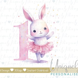 Könnte beinhalten: Eine Aquarell-Illustration eines rosa Kaninchens, das ein rosa Tutu trägt und eine rosa Nummer eins hält. Das Kaninchen ist von rosa und goldenen Sternen umgeben. Der Text "Uniquely Personalised" befindet sich am unteren Rand des Bildes.