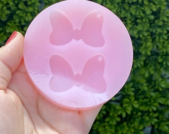 Puede incluir: Molde de silicona rosa con dos formas de lazo. El molde está diseñado para hacer manualidades de resina.