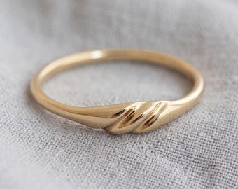 Anillo de oro de 14 quilates con diseño de cuerda retorcida: Anillo de boda minimalista, apilable y hecho a mano, ideal como regalo para ella.
