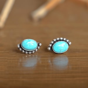 Oorbellen met turkooizen steentjes van 925 sterling zilver | Fijne, hypoallergene, ovale, natuurlijke turkooizen oorbellen, een perfect cadeau voor vrouwen afbeelding 1