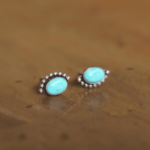 Oorbellen met turkooizen steentjes van 925 sterling zilver | Fijne, hypoallergene, ovale, natuurlijke turkooizen oorbellen, een perfect cadeau voor vrouwen afbeelding 6