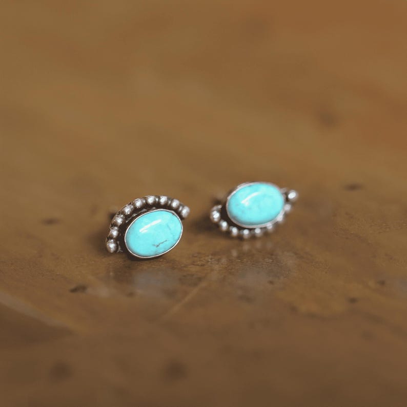 Oorbellen met turkooizen steentjes van 925 sterling zilver | Fijne, hypoallergene, ovale, natuurlijke turkooizen oorbellen, een perfect cadeau voor vrouwen afbeelding 6