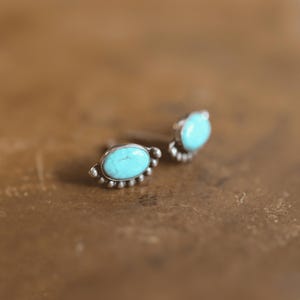 Oorbellen met turkooizen steentjes van 925 sterling zilver | Fijne, hypoallergene, ovale, natuurlijke turkooizen oorbellen, een perfect cadeau voor vrouwen afbeelding 7