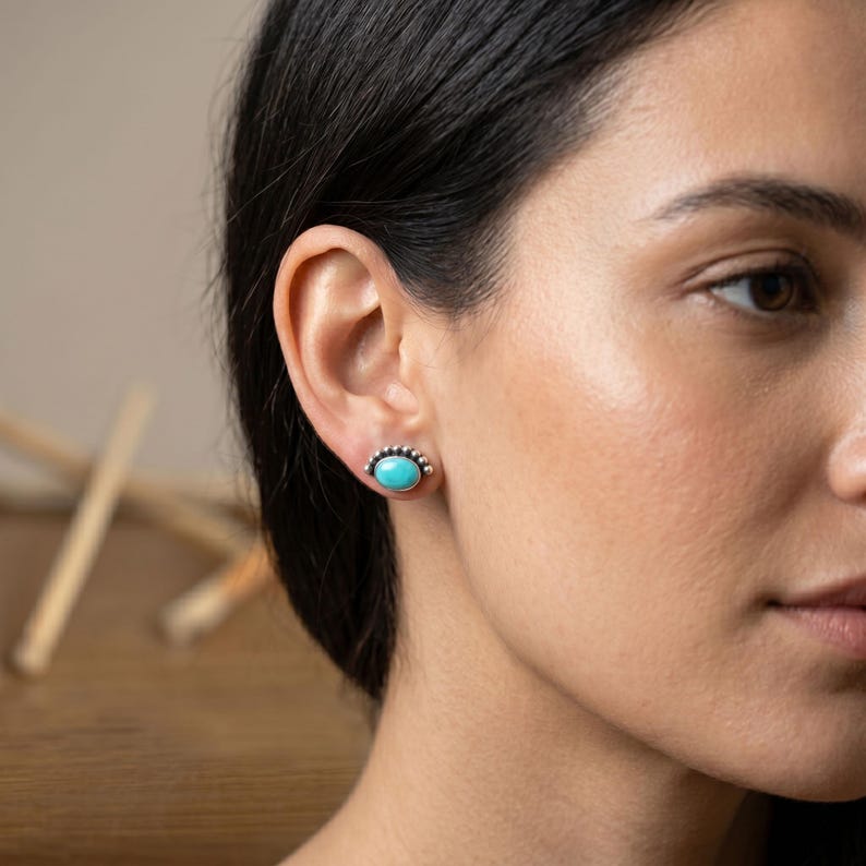 Oorbellen met turkooizen steentjes van 925 sterling zilver | Fijne, hypoallergene, ovale, natuurlijke turkooizen oorbellen, een perfect cadeau voor vrouwen afbeelding 3