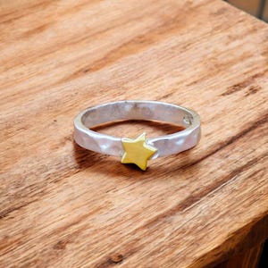 Zweifarbiger Stern-Ring: Gehämmertes Sterlingsilber-Band mit Messing-Stern
