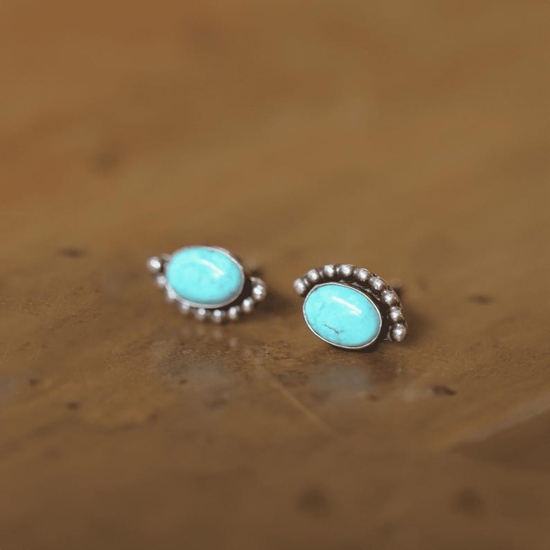 Oorbellen met turkooizen steentjes van 925 sterling zilver | Fijne, hypoallergene, ovale, natuurlijke turkooizen oorbellen, een perfect cadeau voor vrouwen afbeelding 9