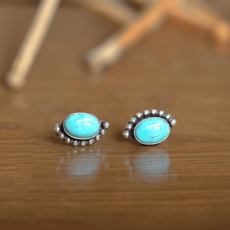 Oorbellen met turkooizen steentjes van 925 sterling zilver | Fijne, hypoallergene, ovale, natuurlijke turkooizen oorbellen, een perfect cadeau voor vrouwen afbeelding 1