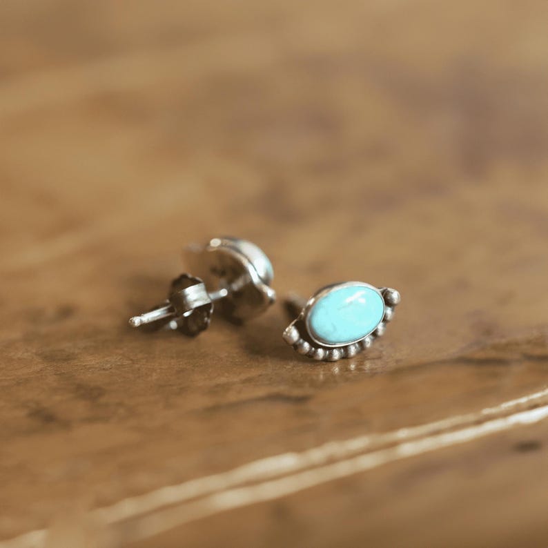 Oorbellen met turkooizen steentjes van 925 sterling zilver | Fijne, hypoallergene, ovale, natuurlijke turkooizen oorbellen, een perfect cadeau voor vrouwen afbeelding 10