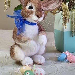 Joli lapin brun appelé sauge. Décoration de Pâques unique, faite main, feutrée à l'aiguille, cadeau pour la fête des mères, cadeau d'anniversaire,
