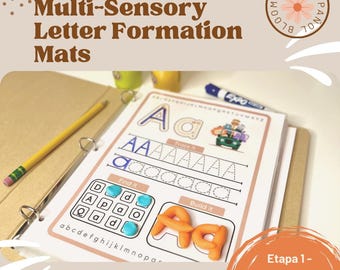 Könnte beinhalten: Eine bilinguale, multisensorische Buchstabenbildungsmatte zum Erlernen des Buchstabens A. Die Matte bietet eine Nachzeichnungsaktivität, eine Finde-es-Aktivität und eine Baue-es-Aktivität. Die Matte ist in Englisch und Spanisch. Der Text auf der Matte lautet "Etapa 1- Aprendiendo Sonidos y Letras".