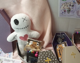 Puppe bestickt Voodoo Doll „NEU“Farbe/Schrift wählbar"mit Zubehör" Nadelkissen, OUIJA Brett, Kette, Nadeln Galgenschlinge+Überraschung