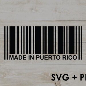 Könnte beinhalten: Eine schwarze Strichcode-Grafik mit dem Text MADE IN PUERTO RICO, der mittig unter den Balken steht. Das Design enthält den zusätzlichen Text SVG + PNG in der unteren rechten Ecke des Bildes, dargestellt in einer klaren, fetten Schriftart.