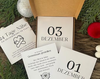 Könnte beinhalten: Ein Adventskalender für Paare in einer braunen Box. Der Kalender zeigt Karten mit Daten und Aktivitäten, wobei die Zahlen 01 und 03 sichtbar sind. Der Hintergrund umfasst Weihnachtsornamente und Tannengrün.