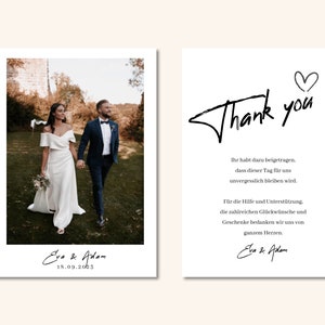 K&ouml;nnte beinhalten: Eine Dankeskarte zur Hochzeit mit einem Foto des Brautpaares, das in einem Garten spaziert. Die Karte enth&auml;lt den Text "Danke" in handschriftlicher Schrift und die Namen des Paares sowie das Hochzeitsdatum.