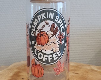 Vaso de café con especias de calabaza