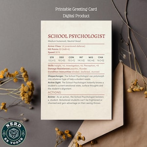 Puede incluir: Una tarjeta de felicitación imprimible con el texto "SCHOOL PSYCHOLOGIST" en un estilo de juego de rol de fantasía. La tarjeta incluye estadísticas y habilidades de personaje. El fondo presenta flores secas y un sobre de tonos neutros.