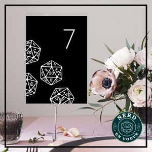 DnD-tafelnummers bruiloft, minimalistisch zwart-wit, D20 dobbelstenen verjaardagsfeestje, RPG-bruiloft, kerkers en draken, nerdy bruiloft