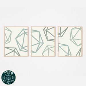 Może przedstawiać: Trzy oprawione wydruki z geometrycznym wzorem nakładających się na siebie zielonych i szarych dwudziestościanów na białym tle.