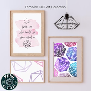 Puede incluir: Una colección de láminas artísticas enmarcadas con temática femenina de Dungeons and Dragons. Una lámina presenta el texto "She believed she could so she rolled a" con un fondo de acuarela y un dado D20. Otras láminas muestran formas geométricas y dados de acuarela.