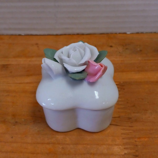 Capodimonte Style Pill Box with Roses, Porcelain Mini Trinket Box with 3D Roses, Gift for Her, Valentine's Day Gift, Grandma Gift, Bridal