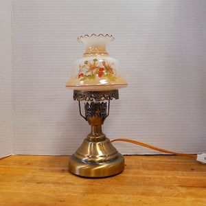 Vintage Glass Hurricane Lamp Apples w/t Brass Base, Hurricane Nightstand Lamp, Cottage Decor, Farmhouse Decor, Vintage Decor