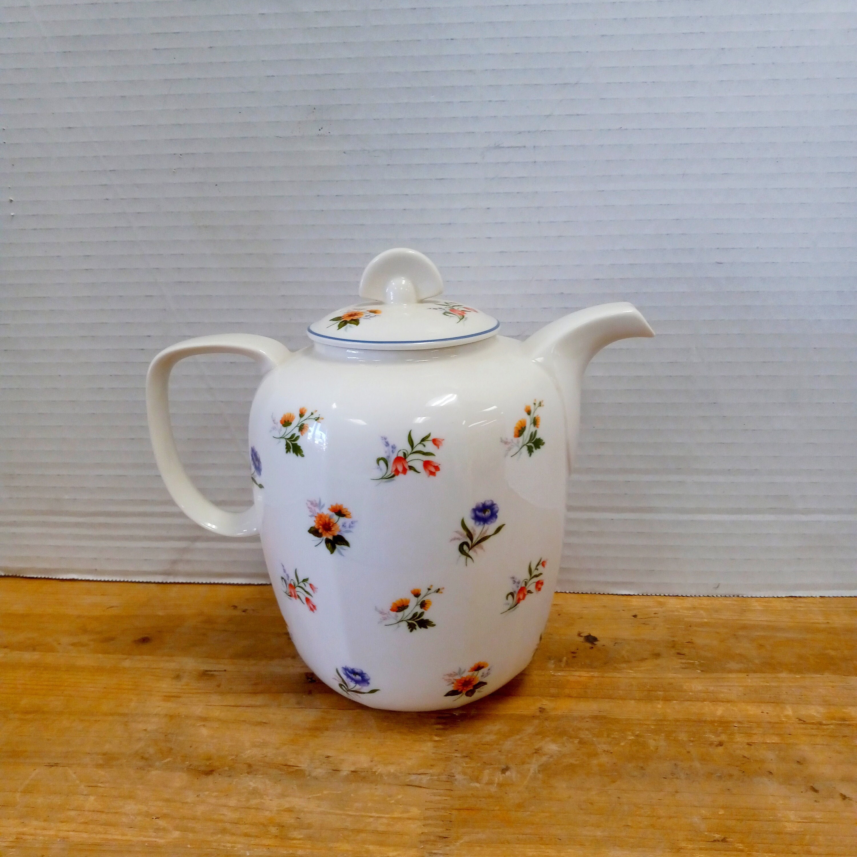 WEDG WOODのティーポット Vintage Wedgwood Teapot: Springtime Floral Pattern, Collectible