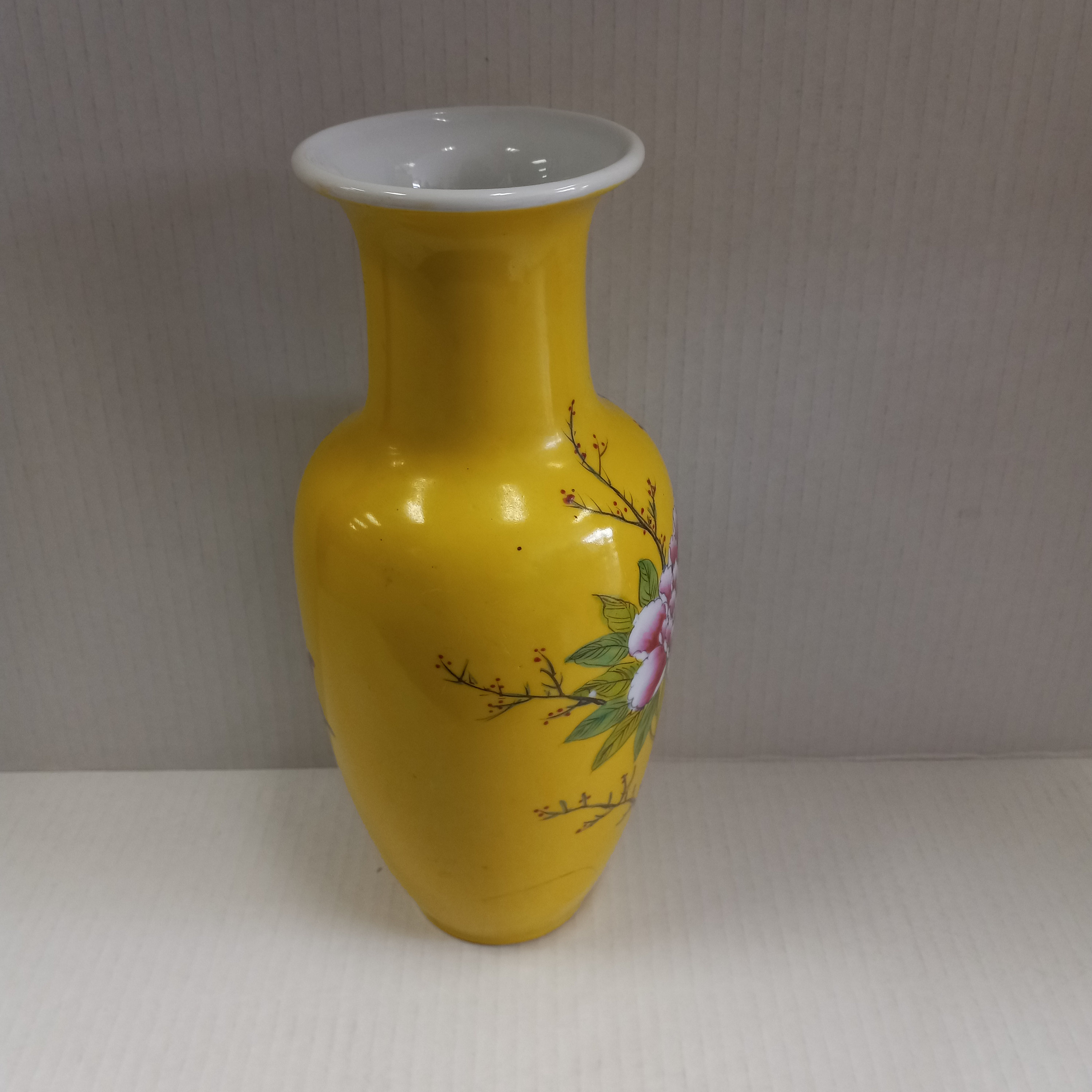 ペケヒヌさま Rare Quing Guangxu Yellow Glaze Vase: Hand-decorated Peony, Birds
