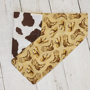 Westernhond gepersonaliseerde bandana omkeerbare cowboylaars en dierenbandana met koeprint