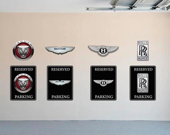 Puede incluir: Cuatro plazas de aparcamiento reservadas con señales que muestran los logotipos de Jaguar, Aston Martin, Bentley y Rolls Royce. Cada señal tiene el texto "Aparcamiento reservado" en blanco y negro.