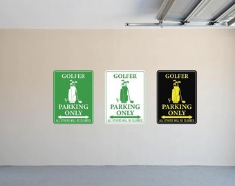 Puede incluir: Tres señales con el texto "Golfer Parking Only" en letras blancas, verdes y amarillas sobre un fondo verde, blanco y negro. Las señales tienen un gráfico de una bolsa de golf con palos.