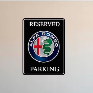 Puede incluir: Letrero rectangular negro con texto blanco &laquo;&nbsp;RESERVED PARKING&nbsp;&raquo;. El letrero presenta el logotipo de Alfa Romeo en un dise&ntilde;o circular con una cruz roja, una serpiente verde y un borde azul.