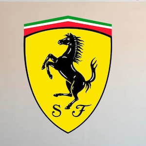 Puede incluir: Un emblema amarillo en forma de escudo con un caballo encabritado negro, el logotipo de Ferrari. La parte superior del escudo tiene rayas verdes, blancas y rojas. Las letras "SF" est&aacute;n en la parte inferior del escudo.