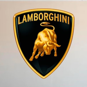 Puede incluir: Emblema de Lamborghini con un toro dorado en posici&oacute;n de ataque sobre un fondo negro. El emblema en forma de escudo tiene un borde dorado y la palabra "LAMBORGHINI" en letras doradas en la parte superior.