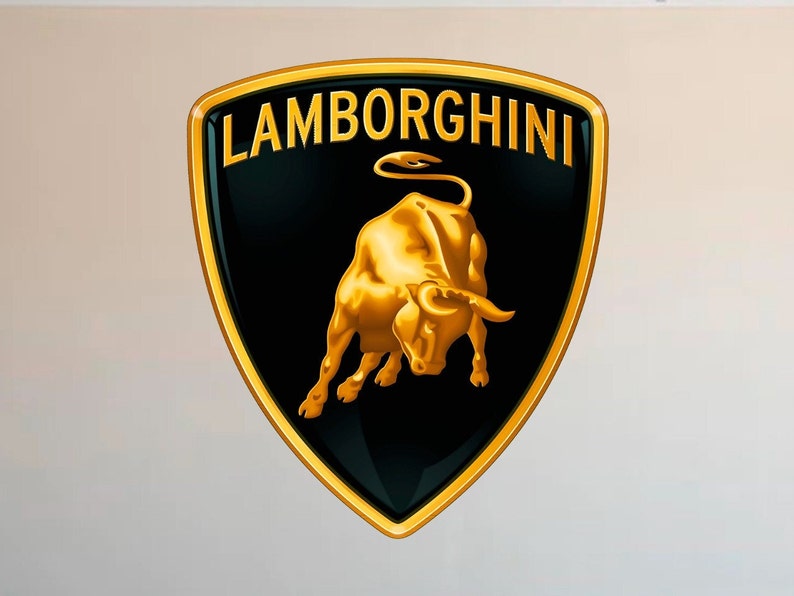 Puede incluir: Emblema de Lamborghini con un toro dorado en posici&oacute;n de ataque sobre un fondo negro. El emblema en forma de escudo tiene un borde dorado y la palabra "LAMBORGHINI" en letras doradas en la parte superior.