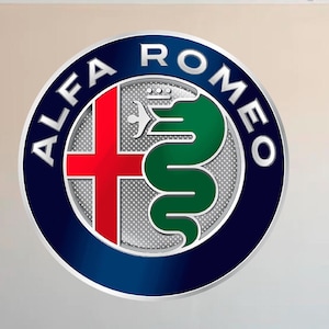 Puede incluir: Un emblema circular de Alfa Romeo con un anillo exterior azul oscuro y letras plateadas. El emblema presenta una cruz roja y una serpiente verde sobre un fondo plateado texturizado. S&iacute;mbolo del fabricante de autom&oacute;viles italiano.