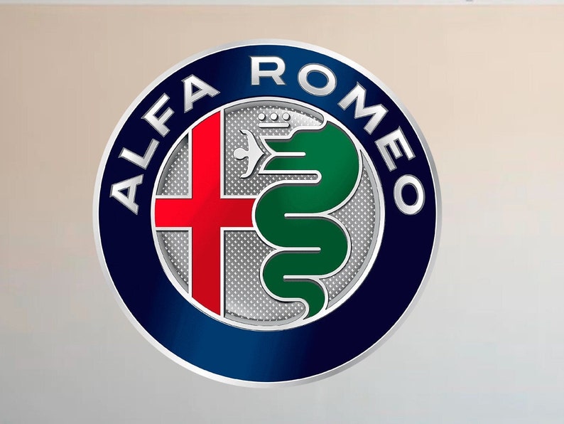 Puede incluir: Un emblema circular de Alfa Romeo con un anillo exterior azul oscuro y letras plateadas. El emblema presenta una cruz roja y una serpiente verde sobre un fondo plateado texturizado. S&iacute;mbolo del fabricante de autom&oacute;viles italiano.