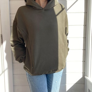 Pu&ograve; includere: Una felpa con cappuccio verde dalla vestibilit&agrave; comoda. La felpa &egrave; realizzata in un tessuto morbido e confortevole e ha un cappuccio con coulisse.