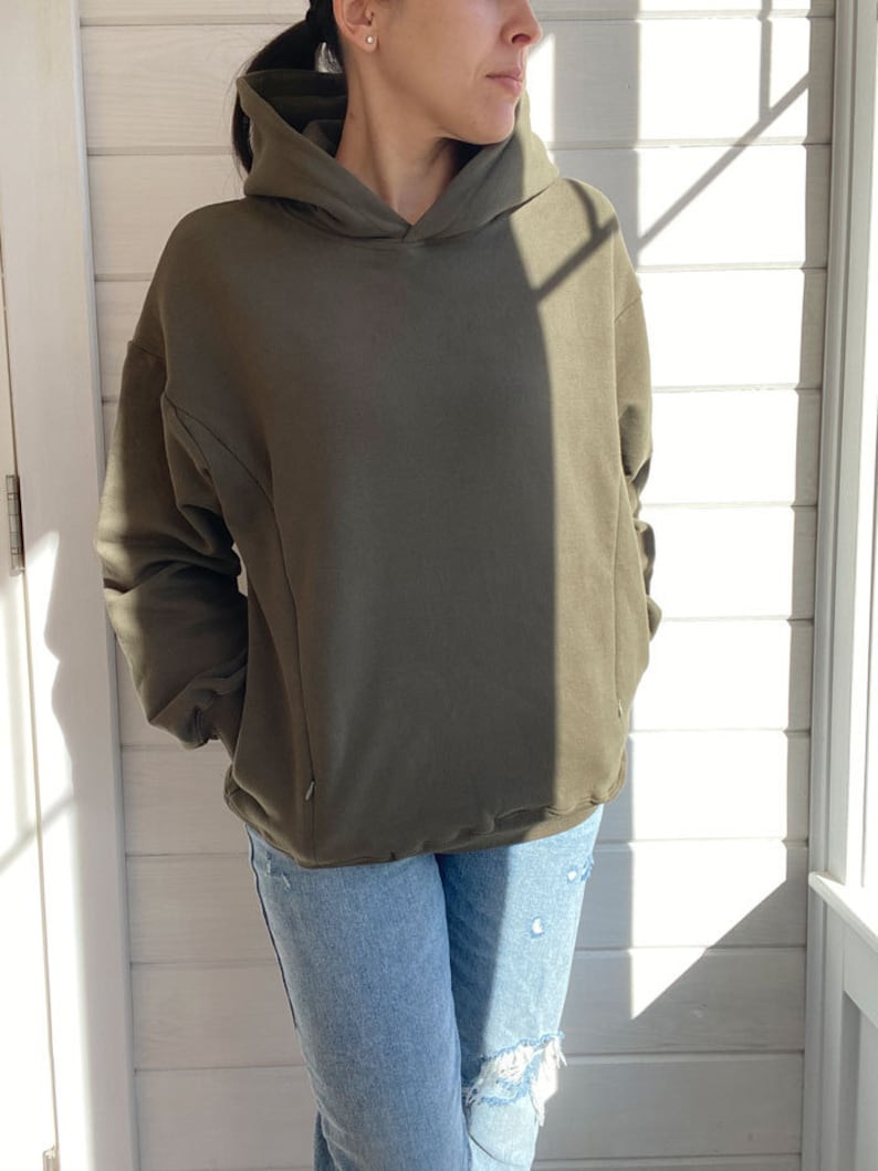 Pu&ograve; includere: Una felpa con cappuccio verde dalla vestibilit&agrave; comoda. La felpa &egrave; realizzata in un tessuto morbido e confortevole e ha un cappuccio con coulisse.
