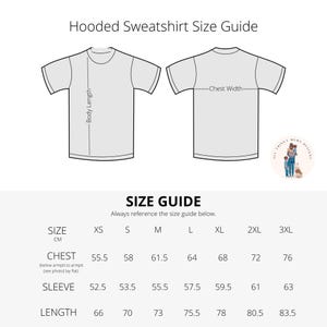 Pu&ograve; includere: Guida alle taglie per felpa con cappuccio con una tabella che mostra le misure in centimetri per il petto, la manica e la lunghezza per le taglie XS a 3XL.