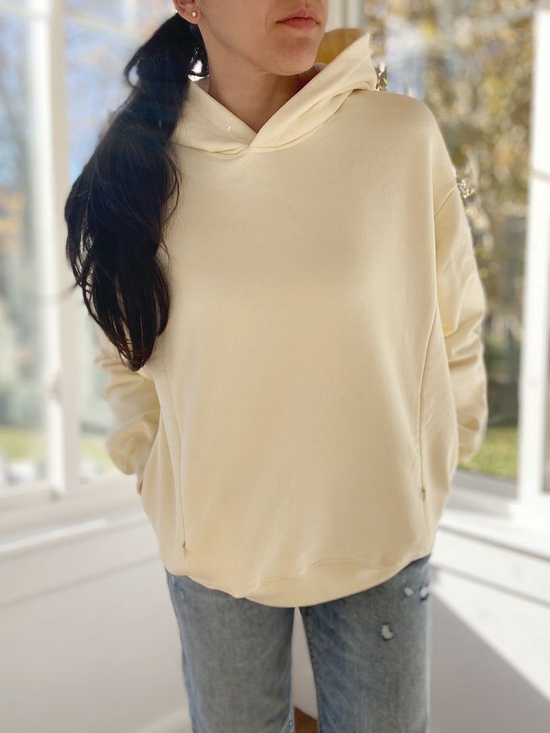 Pu&ograve; includere: Una felpa con cappuccio oversize di colore crema con cappuccio con coulisse. La felpa &egrave; realizzata in un tessuto morbido e confortevole e ha una vestibilit&agrave; rilassata.