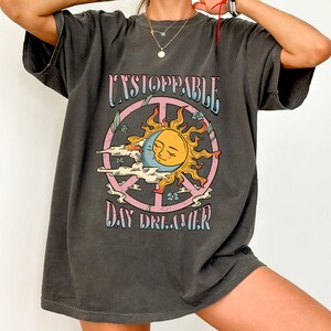 T-shirt rêveur imparable, t-shirt graphique rétro, t-shirt hippie paix amour, chemise colorée bohème céleste bohème, t-shirt vibrations d'énergie positive