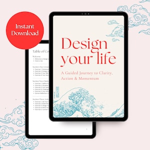 Op de afbeelding: Een digitale tablet met een gids met de titel "Design your life: A Guided Journey to Clarity, Action & Momentum". De gids bevat een inhoudsopgave met secties over grounding, helderheid en actie. De tablet staat op een roze achtergrond met blauwe en witte wolken.