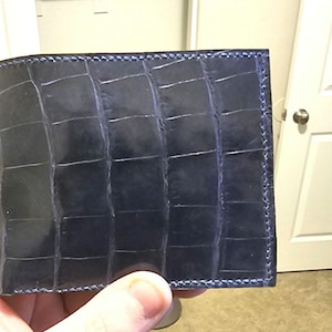 Cartera plegable de piel de caimán hecha a mano